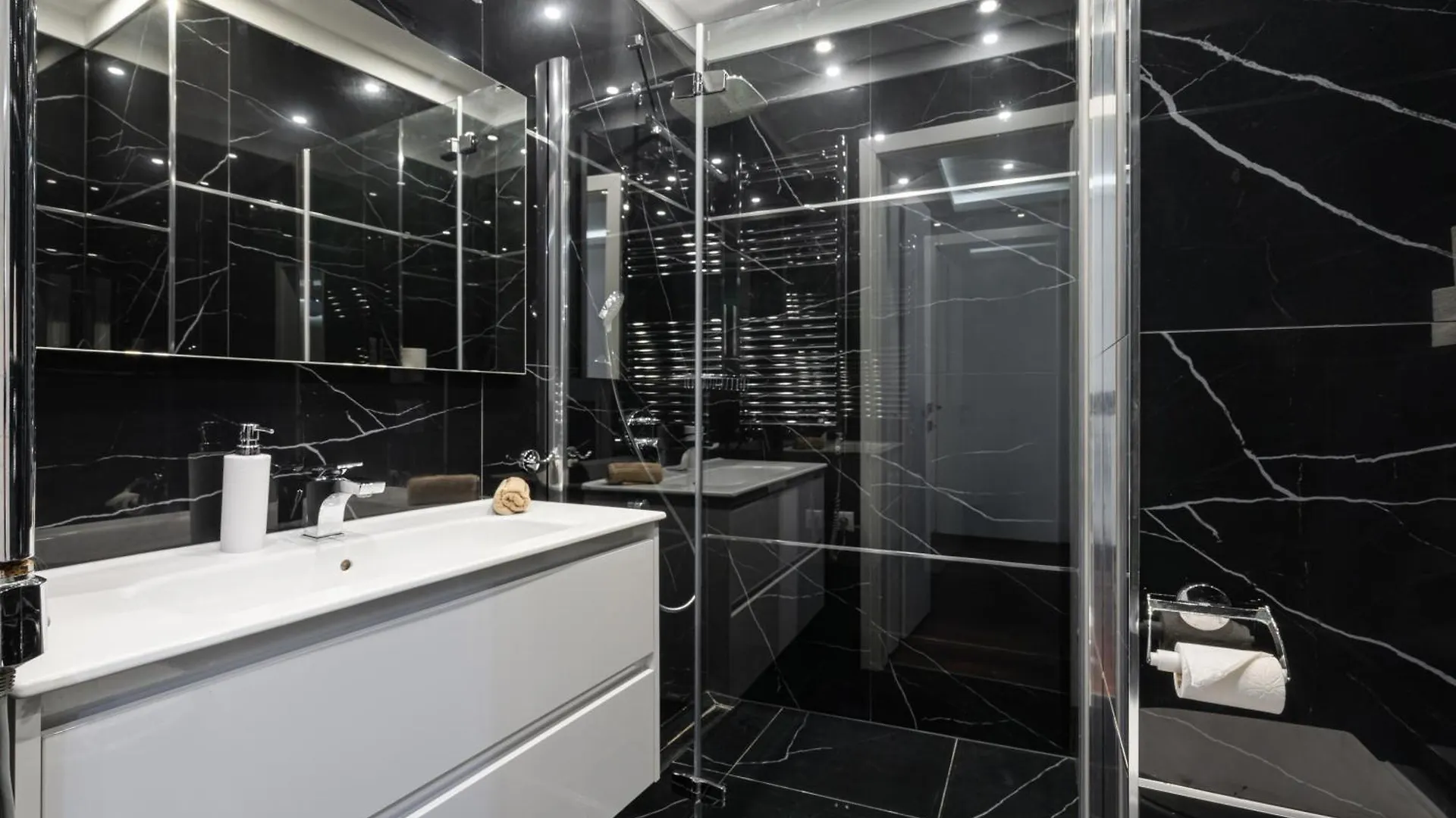 Kiraly 44 Luxury Apartment With Free Parking Boedapest Hongarije
